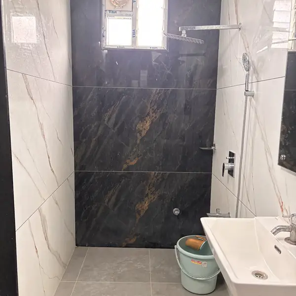 Shower area with marble-effect wall